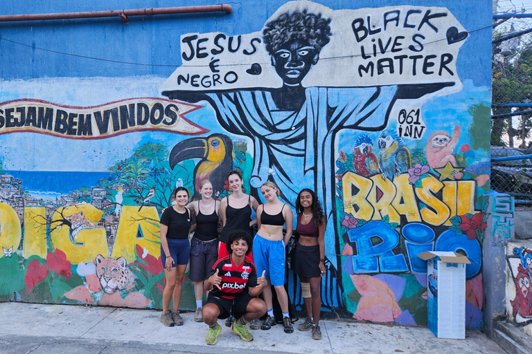 Rio de Janeiro: Morro Dois Irmãos Sunrise Hike Rio de Janeiro: Morro Dois Irmãos Sunrise Hike & Favela Tour