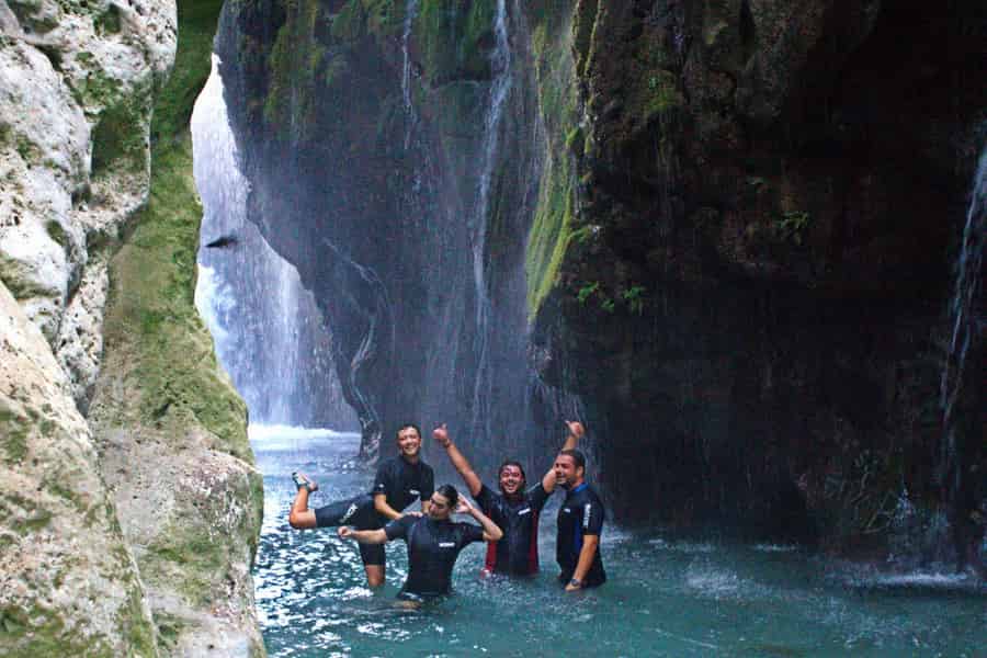 Flusswanderung durch die Kourtaliotiko-Schlucht mit Mittagessen! Abholung möglich. Foto: GetYourGuide Flusswanderung durch die Kourtaliotiko-Schlucht mit Mittagessen! Abholung möglich. Foto: GetYourGuide