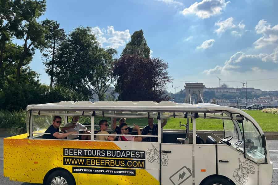 Budapest: E-BierBus-Party-Städtetour – unbegrenzt Bier/Prosecco. Foto: GetYourGuide