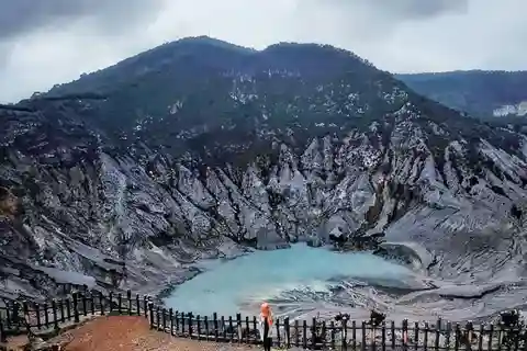 Jakarta : Volcano, Indonesian Coffee Production, Hot spring