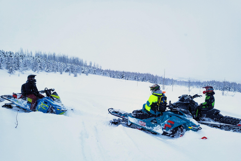 Sneeuwscootertocht vanuit Akureyri met dubbele bestuurderSneeuwscootertocht vanuit Akureyri 2 uur durende tocht voor twee personen