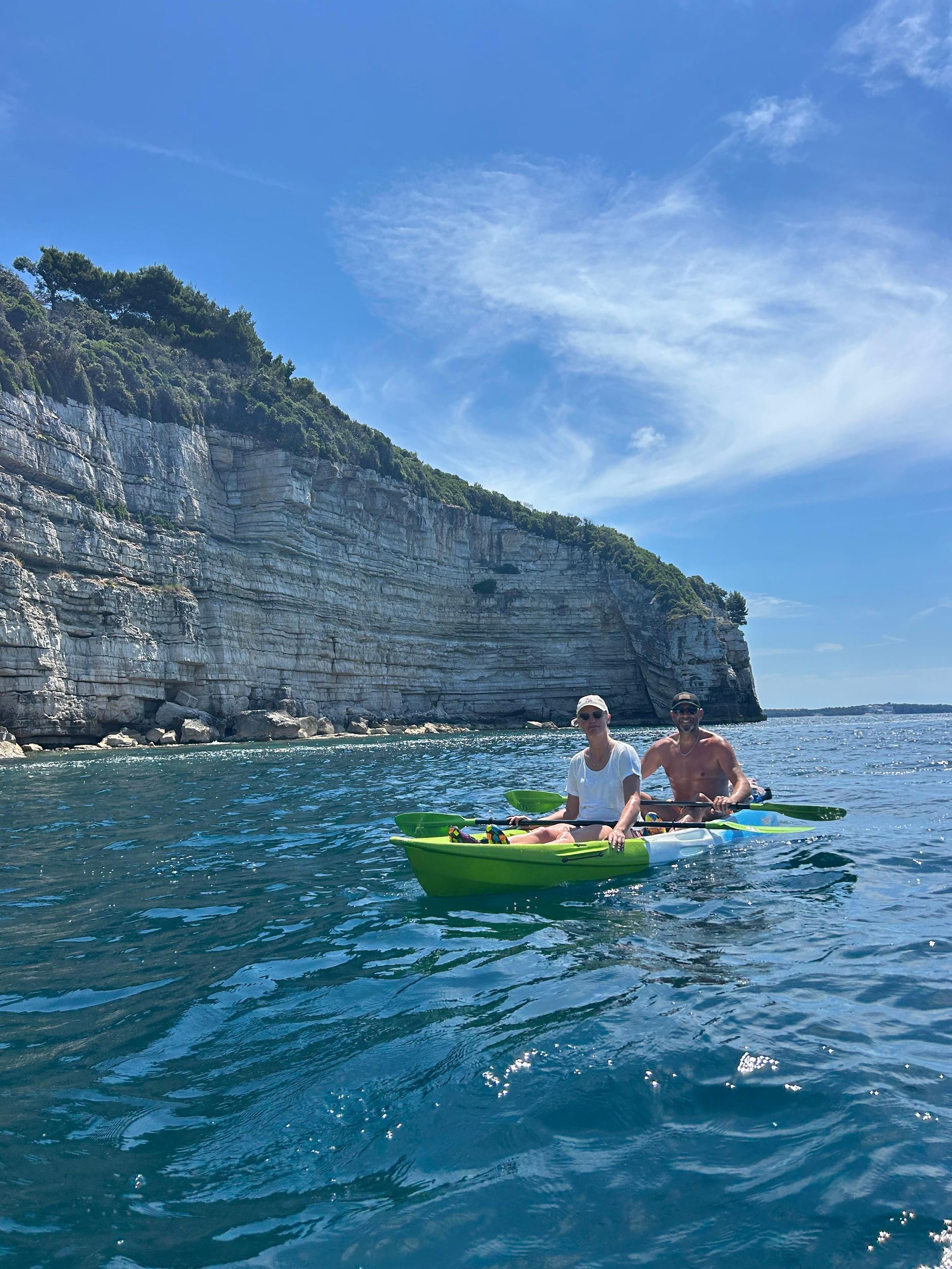 Pula: Kajak-Abenteuer an der verborgenen Küste mit Klippenspringen und Getränken