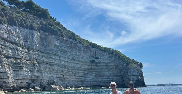 Pula: Kajak-Abenteuer an der verborgenen Küste mit Klippenspringen und Getränken