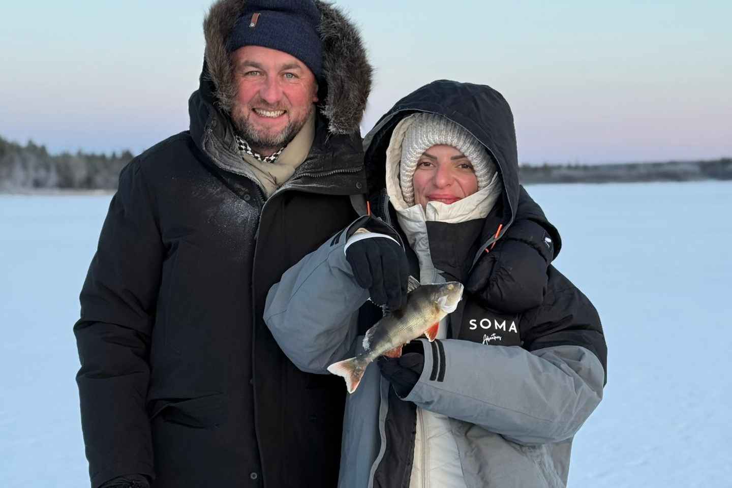 Pêche sur glace, déjeuner et visite de rennes à Levi