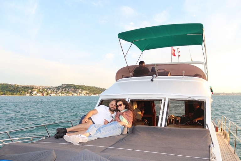 Istanbul: Bosphorus Yacht Cruise at Sunset with Snacks