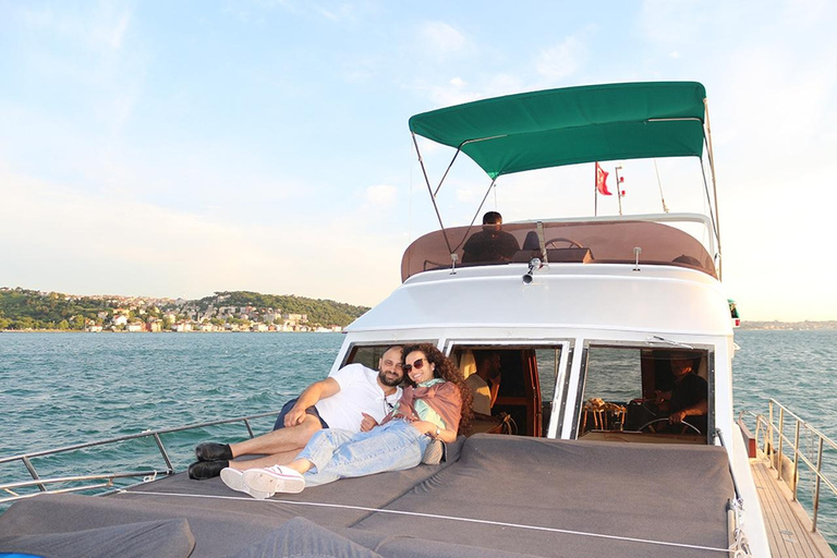 Istanbul: Bosphorus Yacht Cruise at Sunset with Snacks