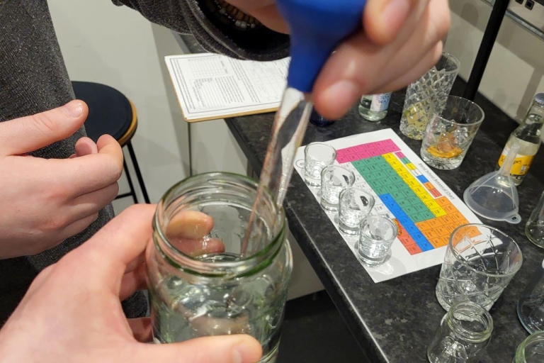 Edinburgh: workshop gindistillatie met ginproeverijDistilleer een fles Gin op Mini Copper Stills