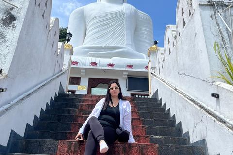 Kandy: Private Ambuluwawa Tower and 3-Temple Loop Tour