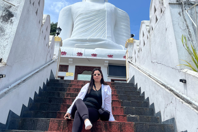 Kandy: Private Ambuluwawa Tower and 3-Temple Loop Tour