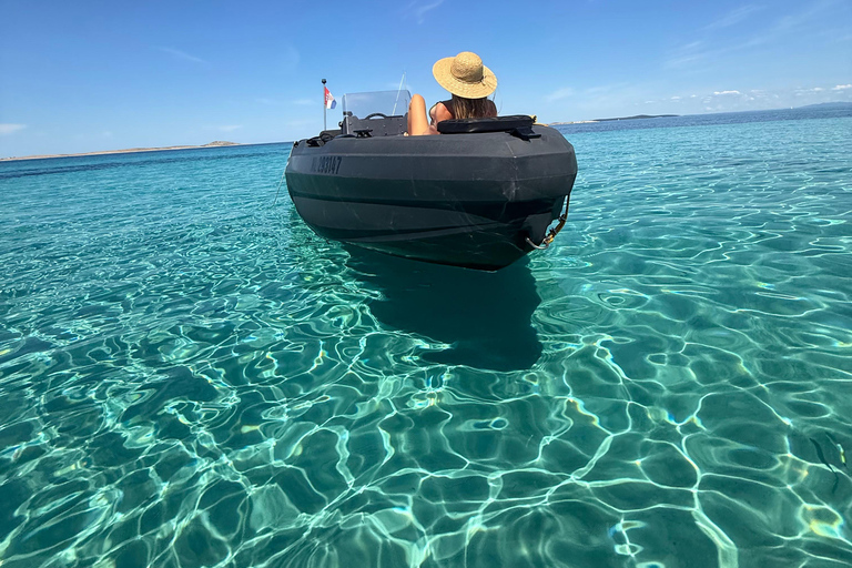 Abu Dhabi: Private Small Boat Rental (No License Required) Abu Dhabi: Small Boat 2 Hour Rental (No License Required)