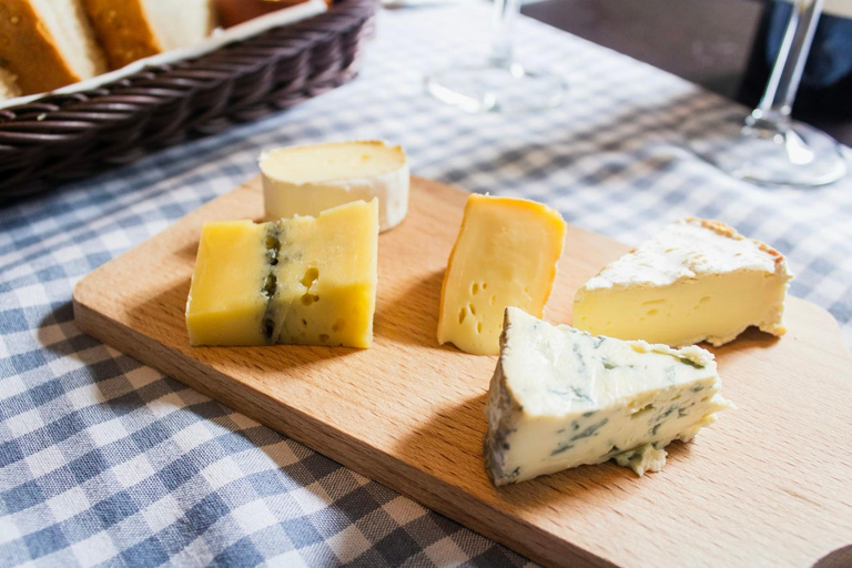 Interlaken: Snowshoe Tour with Wine & Cheese