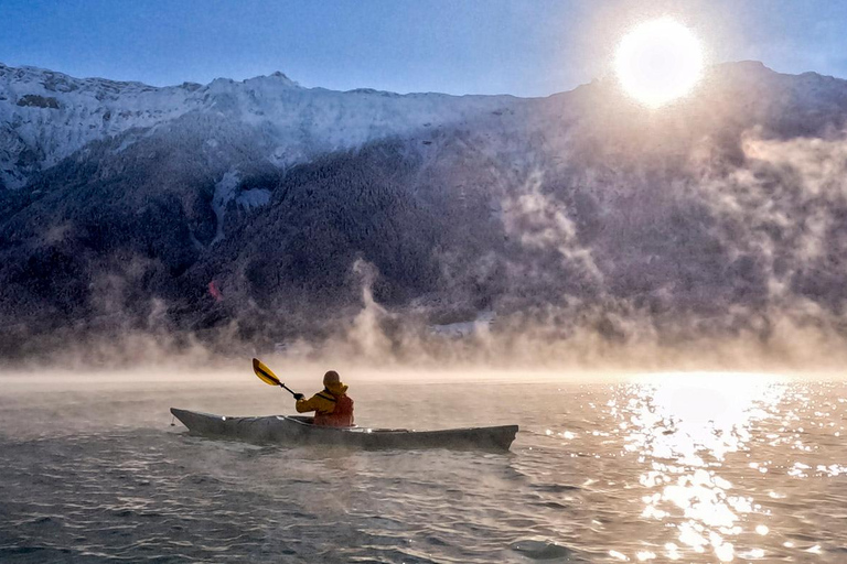 إنترلاكن: جولة الشتاء بقوارب الكاياك على بحيرة برينز