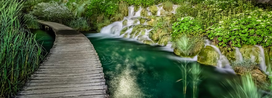 Lacs de Plitvice : visite guidée à pied avec trajet en bus et en bateau