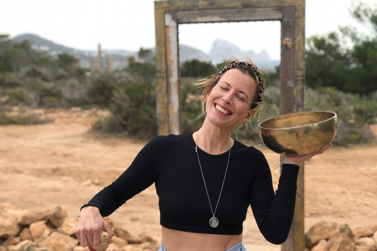 Aventura de Yoga Privada en Es VedraYoga en Ibiza: Experiencia privada de yoga mágico en Es Vedra