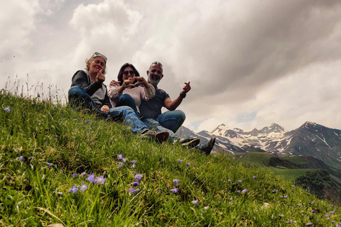 From Kazbegi: Kazbegi Hiking Tour with Homemade Lunch