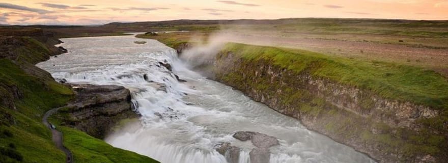 Reykjavik : Excursion en Minibus au Cercle d'Or sous le Soleil de Minuit