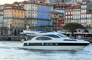 Porto: Luxuriöse Yachtfahrt unter 7 Brücken mit Wein und Snacks