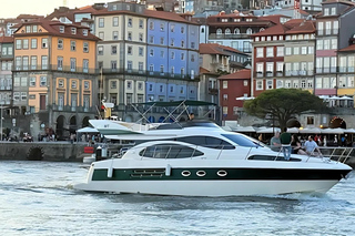 Porto: Luxury 6 Bridges Yacht Cruise with Wine & Snacks
