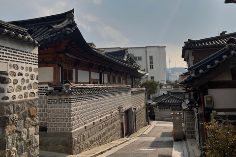 Walking through the heart of Seoul. Tour in Spanish