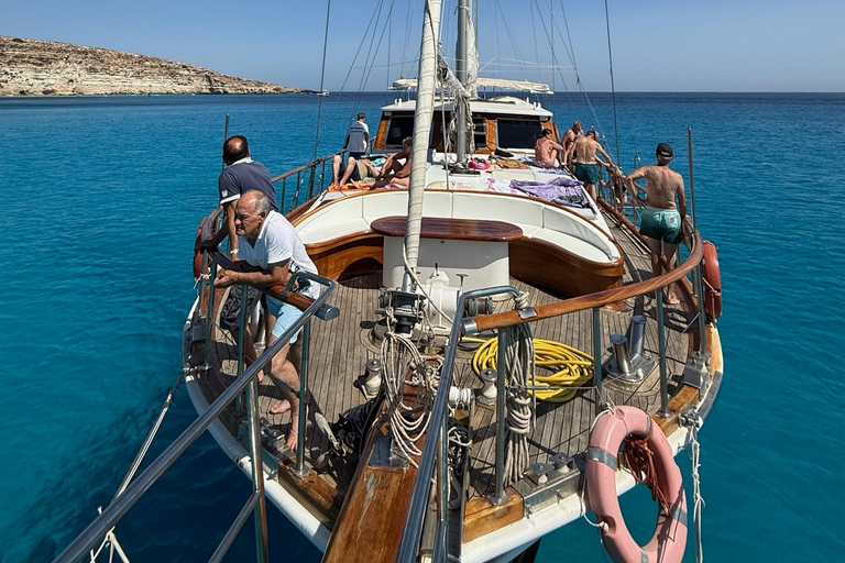 Lampedusa: Elegante tour in barca di un giorno con pranzo a bordoTour condiviso