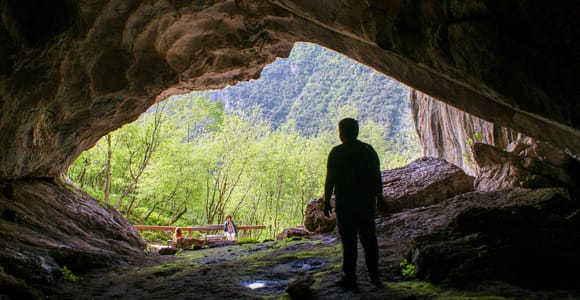 "Ausflug zur Pëllumbas-Höhle, zur Erzeni-Schlucht und zur Festung Petrelë"