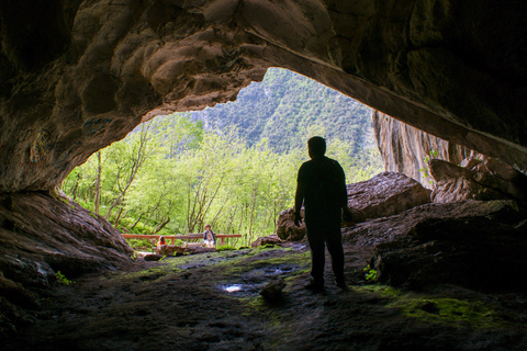 &quot;Caverna Pëllumbas e rio Erzeni: Caminhadas e natação&quot;