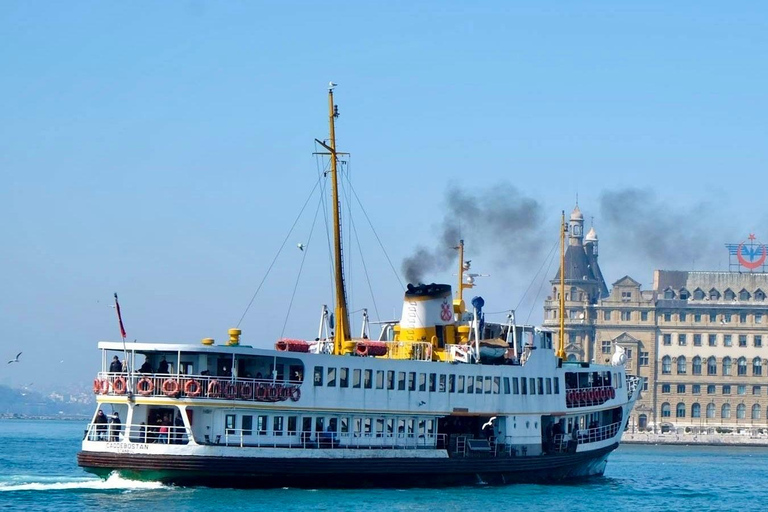Istanbul: Taste of Turkey with Europe & Asia by Ferry Tour en Español