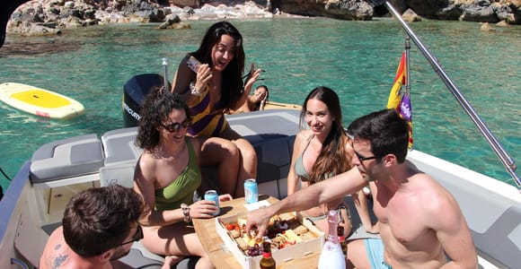 Mallorca: Private Bootstour mit Kapitän, Getränken, Schnorcheln, SUP & Buchten