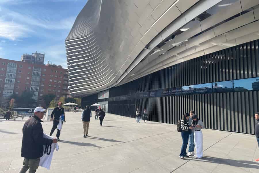 Private Tour mit TukTk Madrid: Bernabeu und Besuch der Plaza Mahou Bernabeu. Foto: GetYourGuide