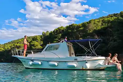 Zadar: Wycieczka łodzią ze sprzętem do nurkowania i napojami