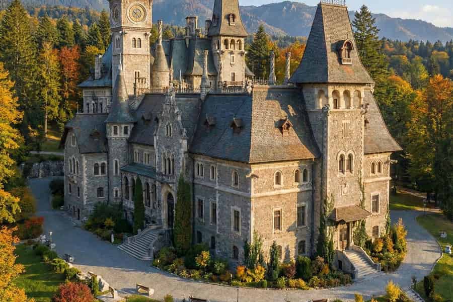 3 Schlösser, 1 Tagestour ab Bukarest: Peleș, Bran & Wednesday. Foto: GetYourGuide