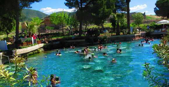 Von Izmir aus: Pamukkale, Hierapolis und Karahayit Tagestour