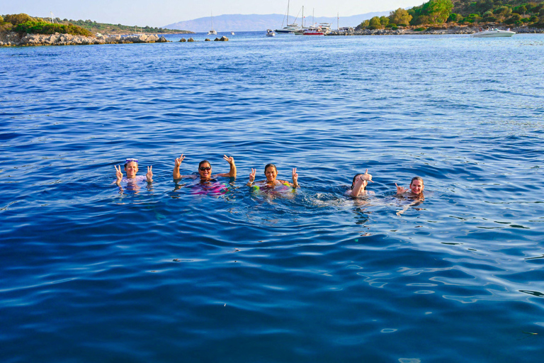 Bodrum: Passeio de barco particular em Bodrum com almoçoPasseio de barco privado