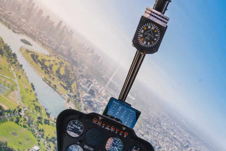 Melbourne: skyline van de stad en panoramische helikoptervlucht over de baai