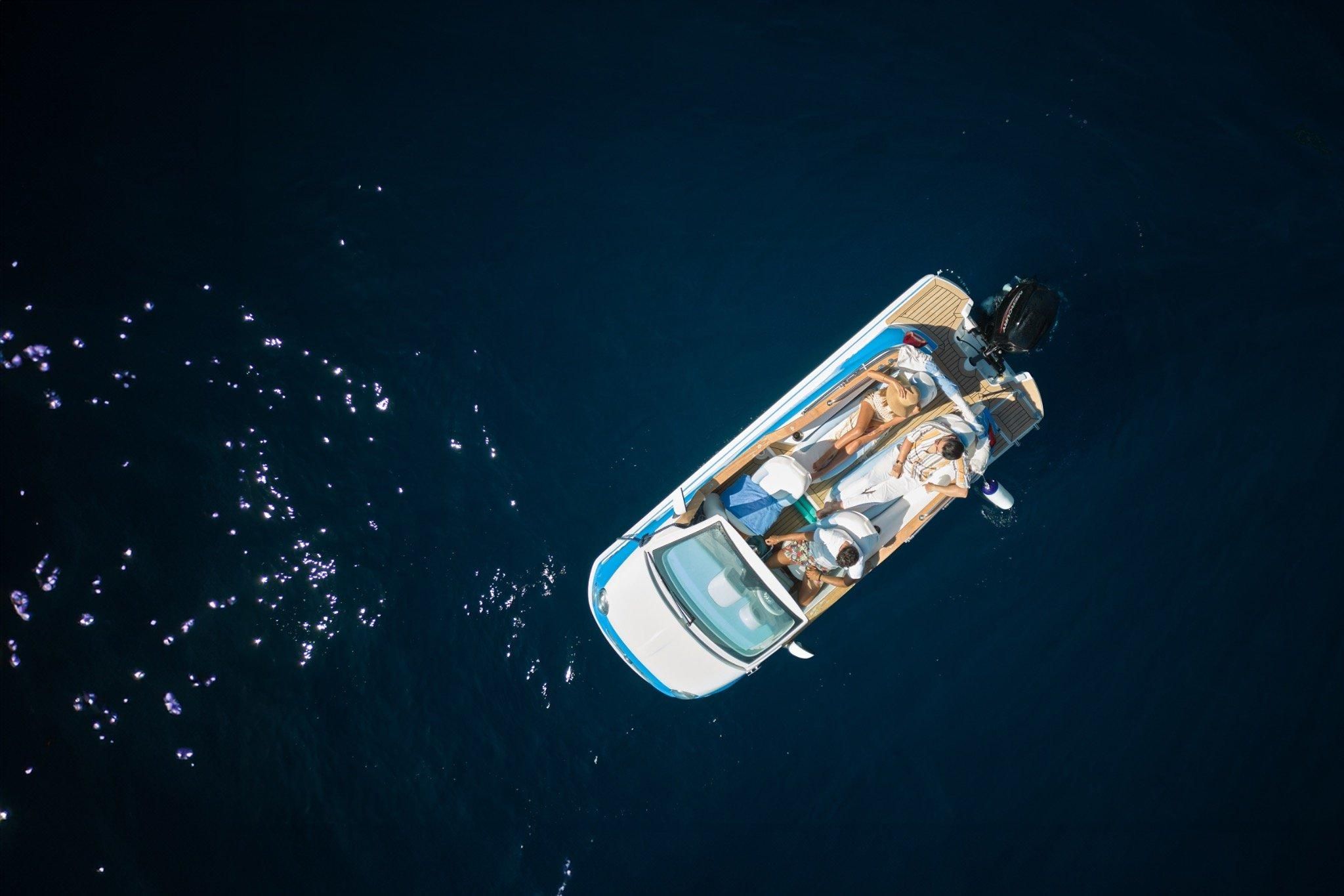 Sirmione: Private Bootstour mit Skipper – FIAT 500 BOAT