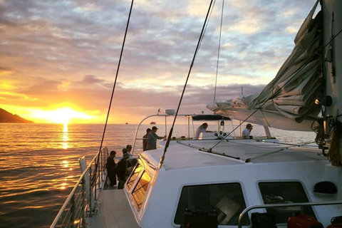 Honolulu: Vela al atardecer City LightsCity Lights Sunset Sail - Servicio de recogida del hotel