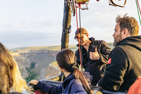 Van Istanbul: tweedaagse trip naar Cappadocië met ballon+grothotelGroepstour in het Engels