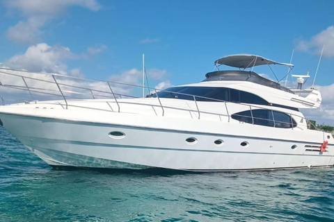 Negril: Private VIP Yacht Charter with Open Bar and Snacks