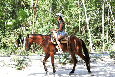 Cancun : Circuit d&#039;aventure avec cheval, cénote, quad, tyrolienneQuad simple au départ de Cancun