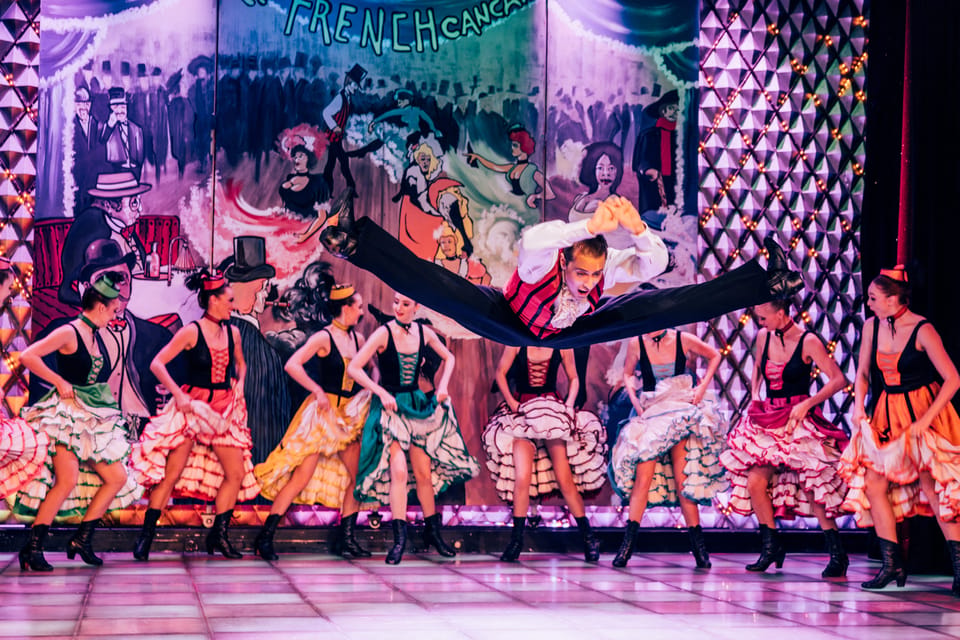 La Nouvelle Ève : spectacle de cabaret avec champagne