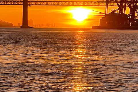Lisboa:Sunset Sailing Tour at Tagus River with welcome drink