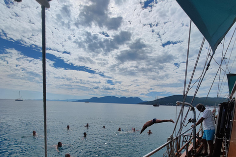 Athen: Agistri und Aegina Yachttour mit Mittagessen und Schwimmen