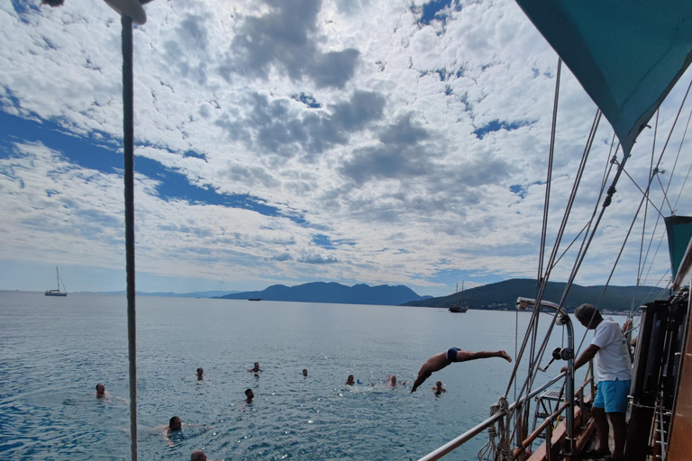 Athènes : Agistri et Aegina Yacht Tour avec déjeuner et baignade