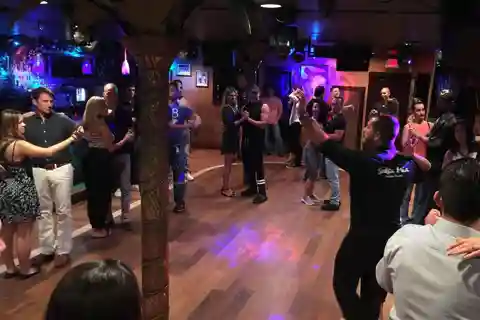 Miami: Salsa Night and Mojitos at Mango's Tropical Cafe