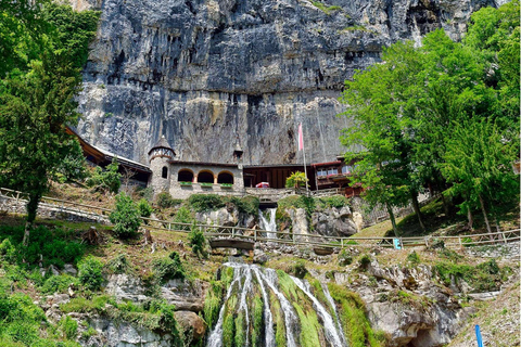 Tour privato in auto della capitale svizzera, dei castelli e dei laghi da Lucerna