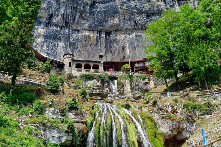 Tour privato in auto della capitale svizzera, dei castelli e dei laghi da Lucerna