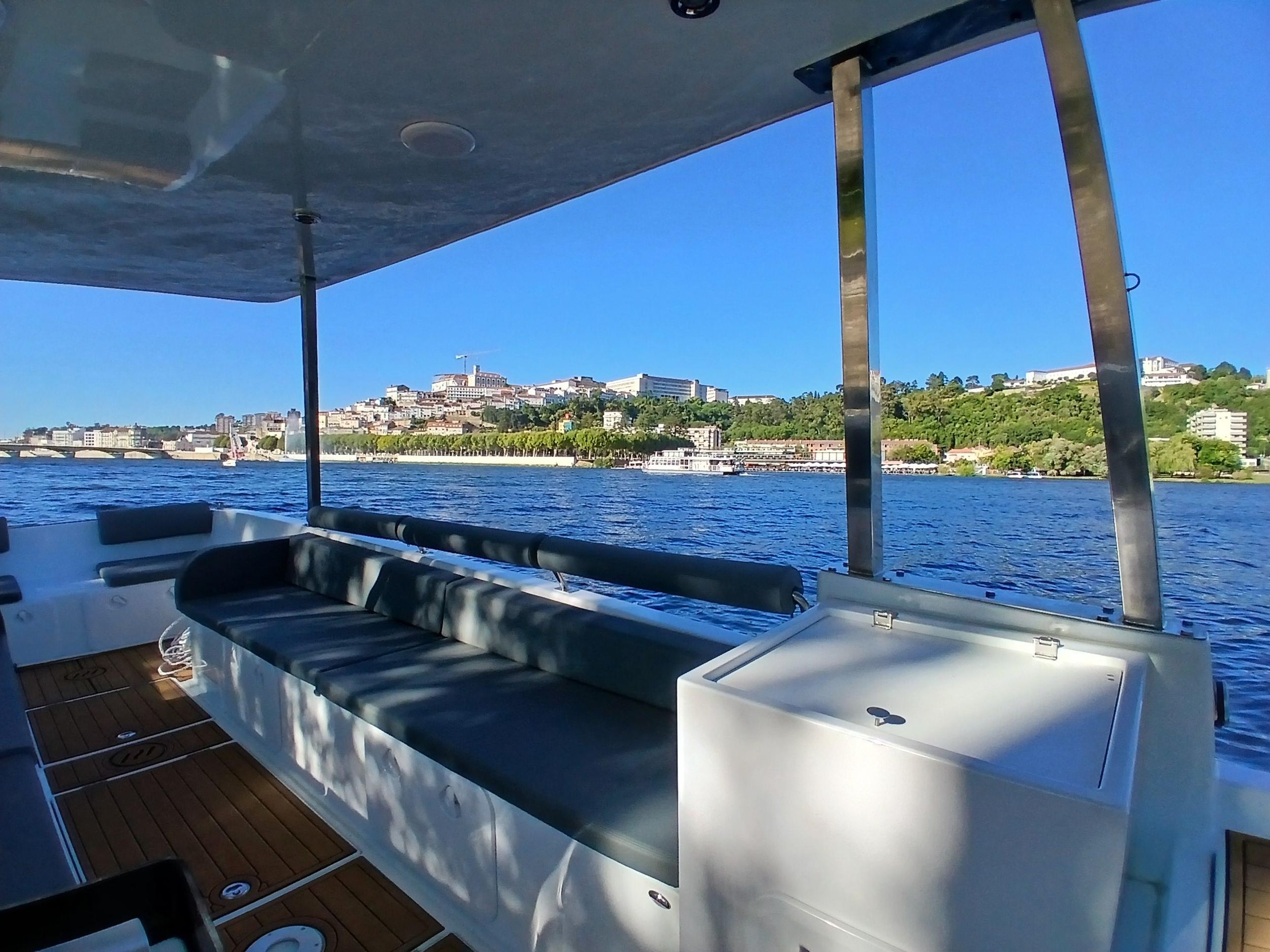 Coimbra: Flussfahrt mit solarbetriebenem Boot und Blick auf die Brücke