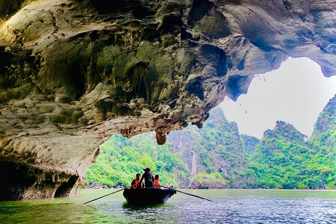 Depuis Hanoi : Croisière dans la baie d&#039;Halong avec déjeuner et transferts