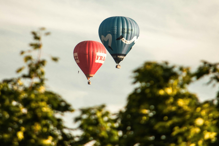 Vilna: vuelo en globo con champán y aperitivosVilnius: Hot Air Balloon Flight with Champagne &amp; Snacks