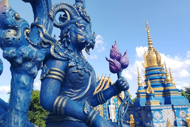 Excursión a los templos rojo, azul y blanco y a las aguas termales desde Chaing MaiTemplos rojos, azules y blancos y viaje a aguas termales desde Chaing Mai